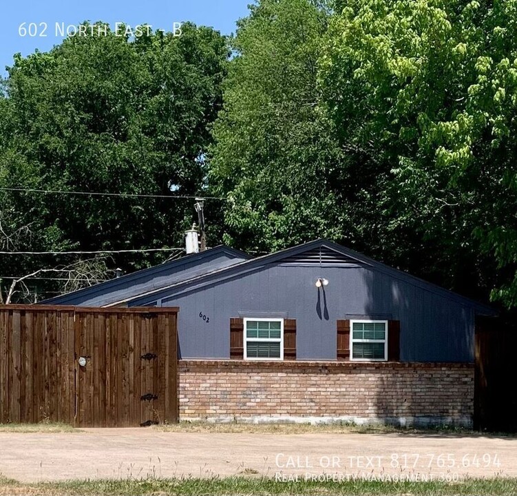 602 N East St-Unit -B in Arlington, TX - Building Photo