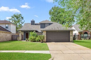 2010 Courtshire Ln in Sugar Land, TX - Building Photo