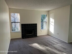 225 S Tropical Trail in Merritt Island, FL - Foto de edificio - Building Photo