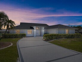 1902 SE Gaskins Cir in Port St. Lucie, FL - Building Photo