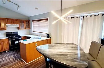 5665 E Grove Dr SE in Kentwood, MI - Building Photo - Building Photo