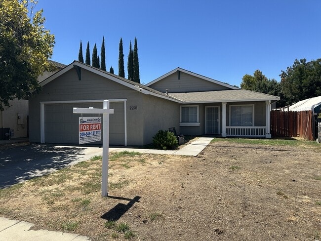 2201 Manhattan Way in Modesto, CA - Building Photo - Building Photo