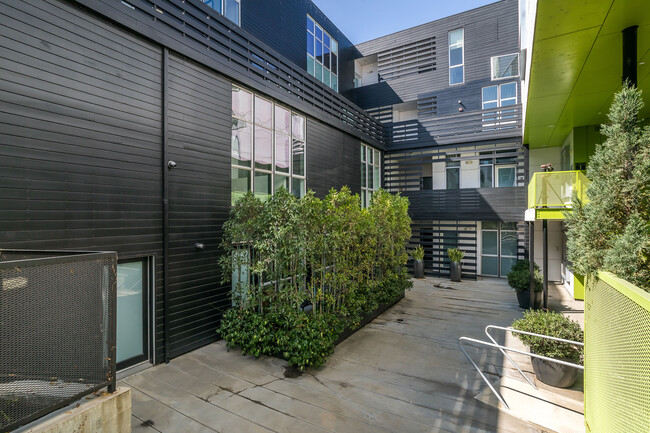 825 Kings Rd in West Hollywood, CA - Building Photo - Building Photo