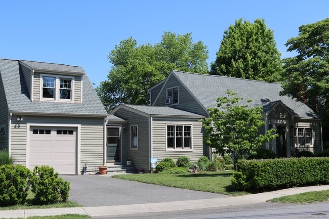 402 Riverside Dr in Fairfield, CT - Building Photo - Building Photo