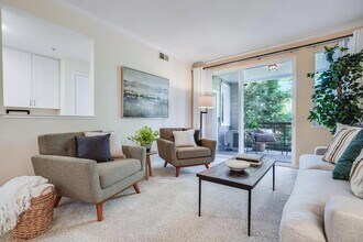 1982 W Bayshore Rd in East Palo Alto, CA - Foto de edificio - Building Photo