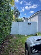 2330 Harding St in Hollywood, FL - Foto de edificio - Building Photo