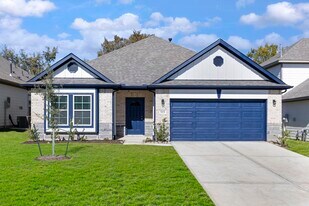 11828 Whirlaway Dr in Willis, TX - Building Photo