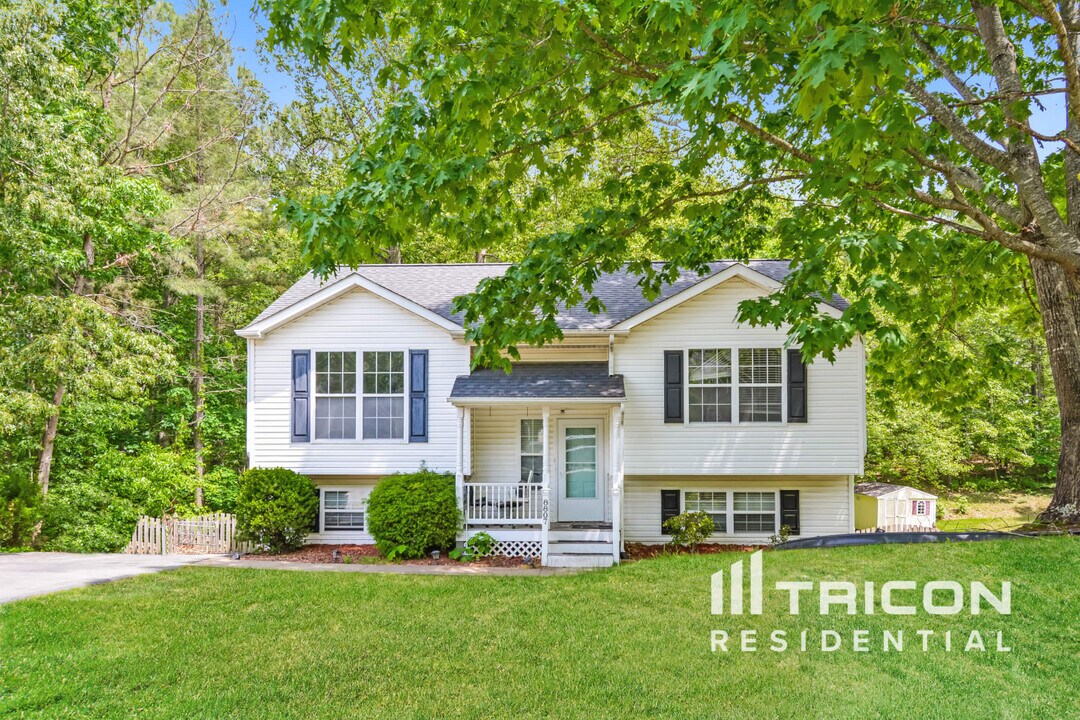 8807 Dundee Dr in Fredericksburg, VA - Building Photo