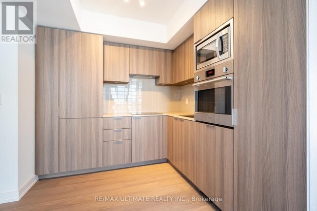 11 Wellesley St W in Toronto, ON - Building Photo - Building Photo