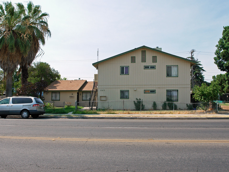 3272 E Olive Ave in Fresno, CA - Building Photo