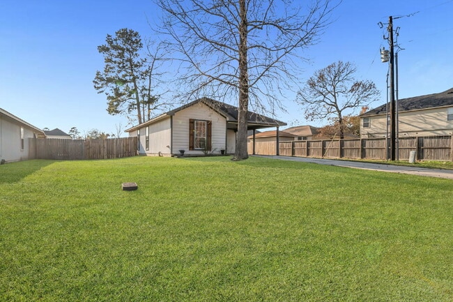 8857 E Buffalo Cir in Willis, TX - Foto de edificio - Building Photo