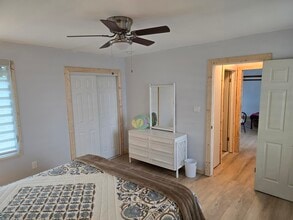 110 Freesia St, Unit Redfish Room Unit 6 in Everglades City, FL - Foto de edificio - Building Photo