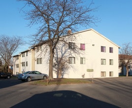 Brook Manor Apartment Homes in Syracuse, NY - Foto de edificio - Building Photo