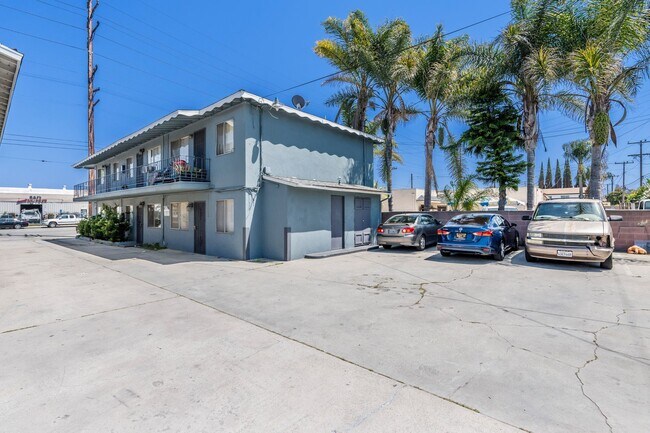 6115 Cherry Ave in Long Beach, CA - Building Photo - Building Photo
