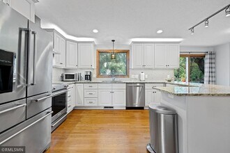 6868 Stonewood Ct in Eden Prairie, MN - Foto de edificio - Building Photo