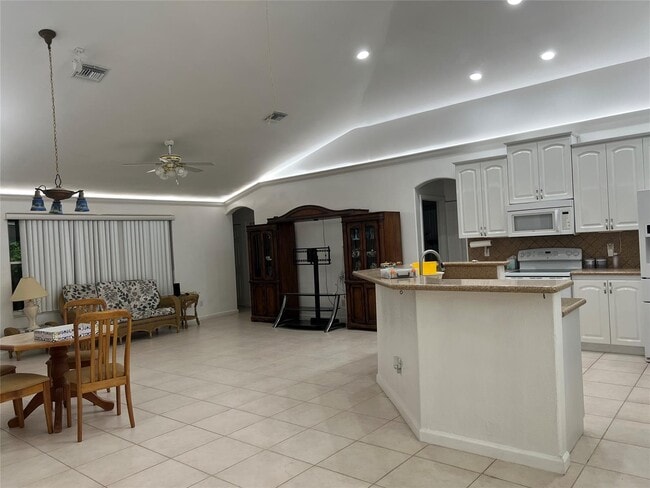 7400 SW 37th Ct in Davie, FL - Building Photo - Building Photo