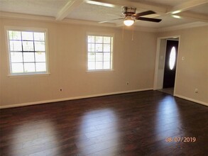2109 Riverside Dr in West Columbia, TX - Building Photo - Building Photo