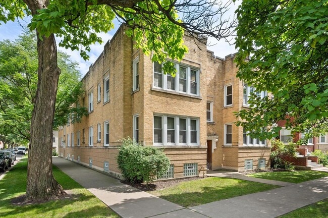 property at 3725 W Cornelia Ave