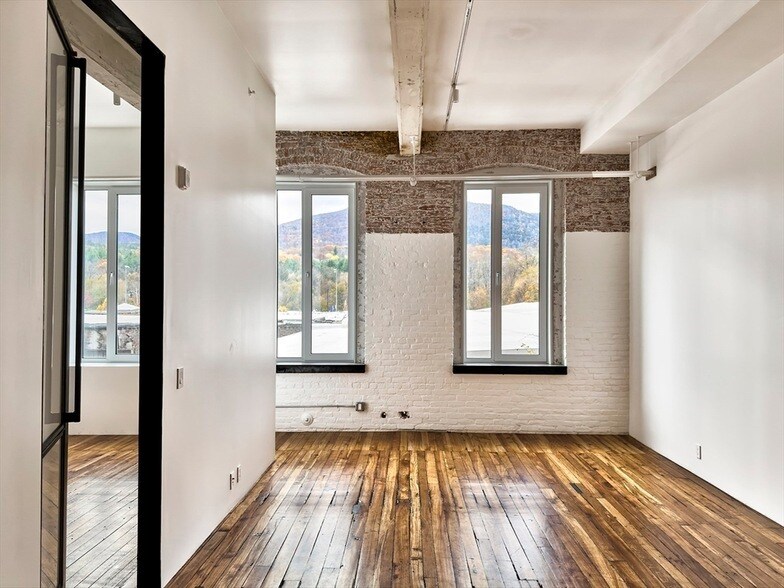 520 State Rd, Unit 202 in North Adams, MA - Building Photo