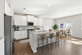 156 Round Pond Dr in Lilburn, GA - Building Photo - Building Photo