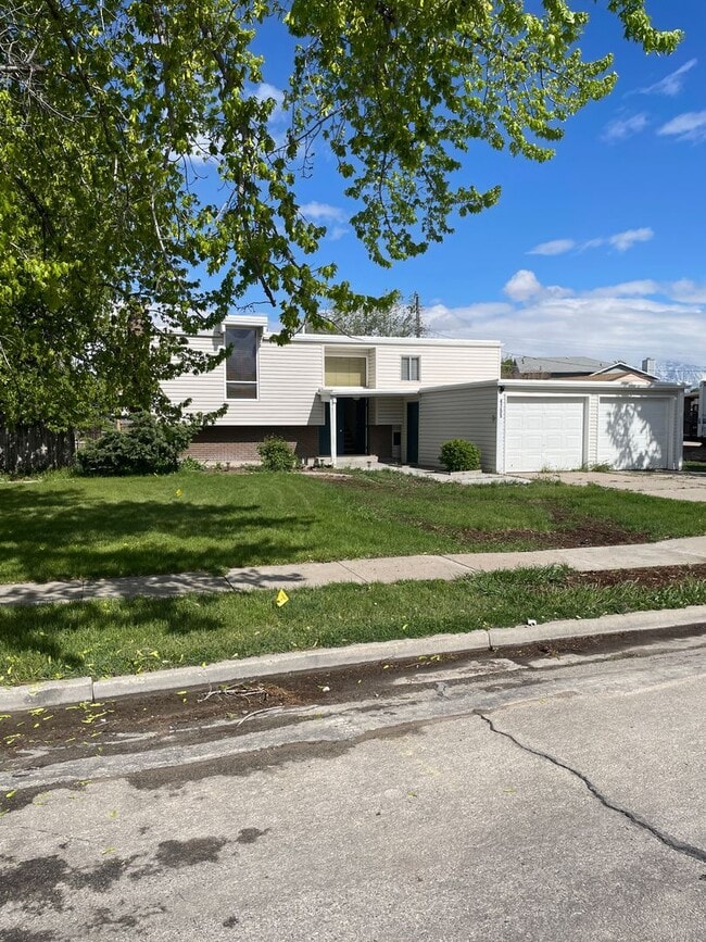 4755 S 3040 W in Taylorsville, UT - Building Photo - Building Photo