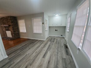 208 Wallace Rd in Jackson, TN - Foto de edificio - Building Photo