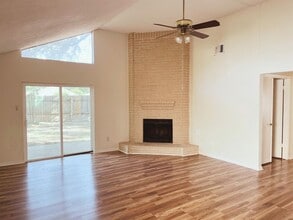10550 Walnut Glen Dr in Houston, TX - Building Photo - Building Photo