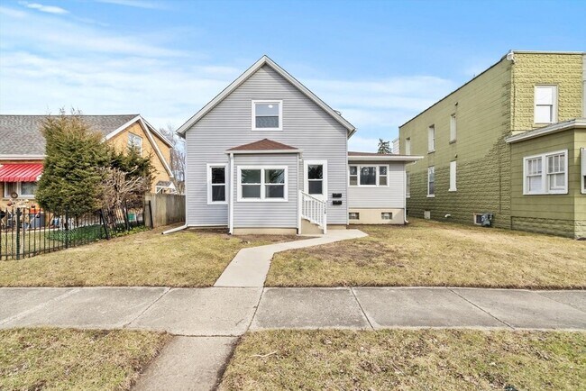 1139 Lincoln St, Unit 2 in North Chicago, IL - Building Photo - Building Photo