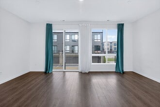 1276 Lakepointe Dr in Schaumburg, IL - Building Photo - Building Photo