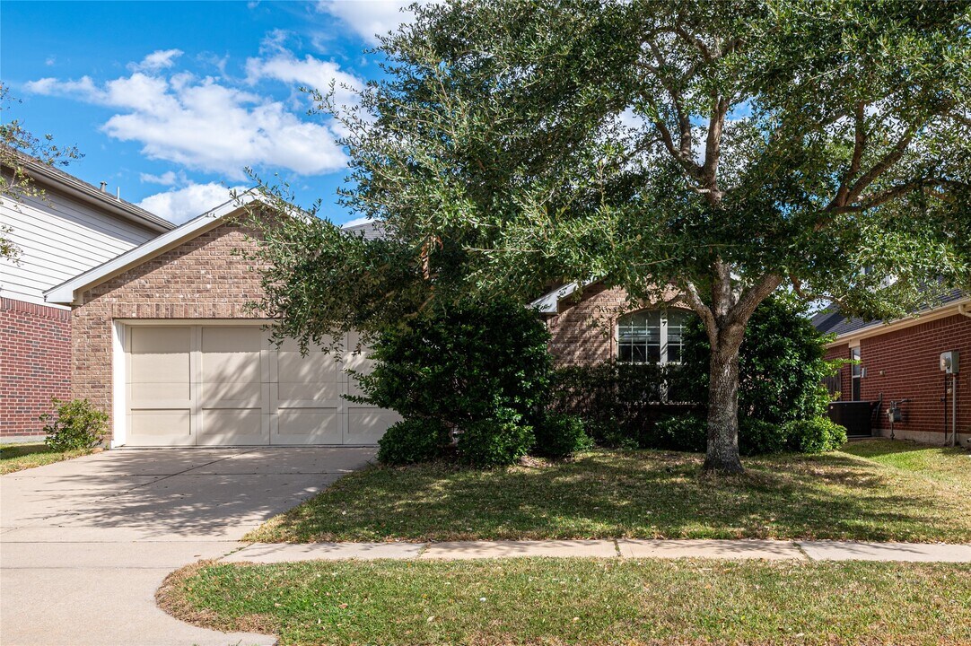 4006 Tranquil Forest in Houston, TX - Building Photo
