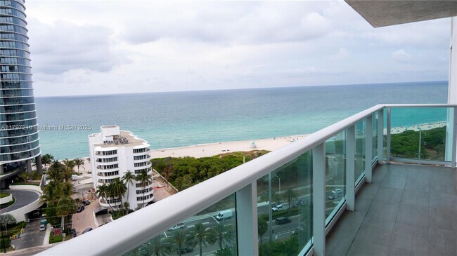 100 Bayview Dr in Sunny Isles Beach, FL - Building Photo - Building Photo