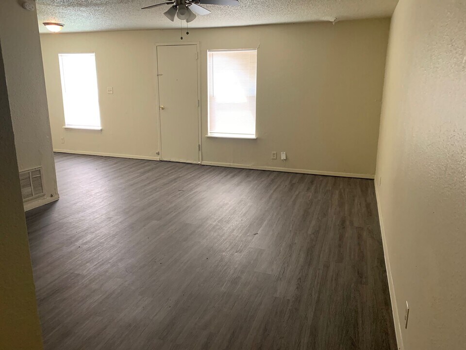 8305 Garcreek Cir, Unit #B in Austin, TX - Building Photo