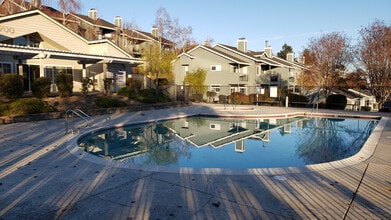 8170 Mountain View Dr, Unit Apt D in Pleasanton, CA - Foto de edificio - Building Photo