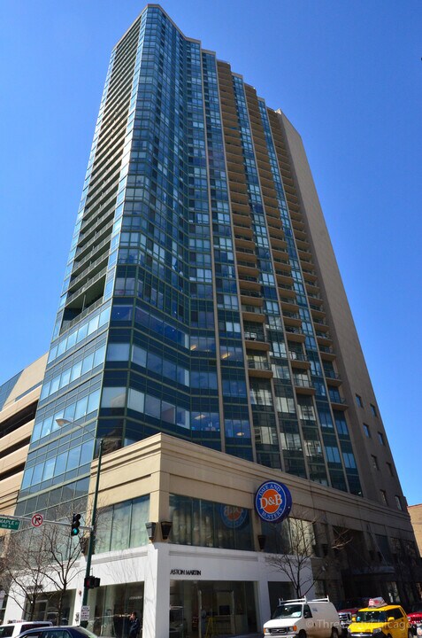 111 W Maple St in Chicago, IL - Building Photo