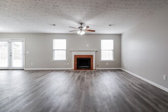 527 Ives Cir NW in Lilburn, GA - Foto de edificio - Building Photo