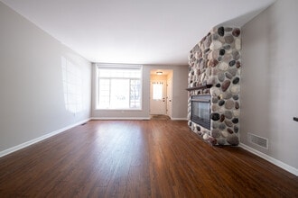 15345 Greenhaven Ln in Burnsville, MN - Building Photo - Building Photo