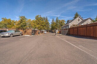 Birchwood Meadows in Sacramento, CA - Foto de edificio - Building Photo