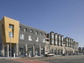 Mandela Gateway Apartments in Oakland, CA - Foto de edificio - Building Photo