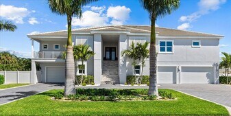 107 12th St in Belleair Beach, FL - Building Photo