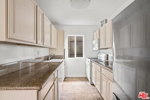 616 Vernon Ave in Los Angeles, CA - Building Photo