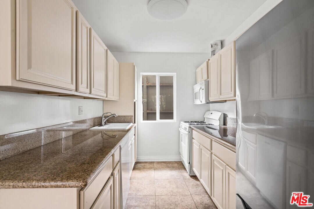 616 Vernon Ave in Los Angeles, CA - Building Photo