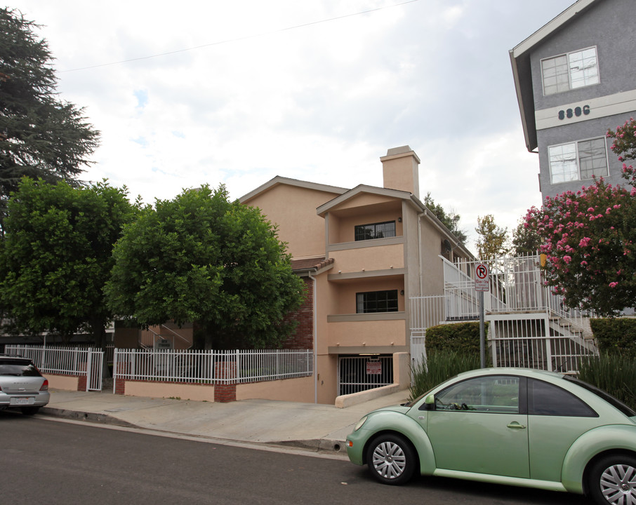 8810 Etiwanda Ave in Northridge, CA - Building Photo