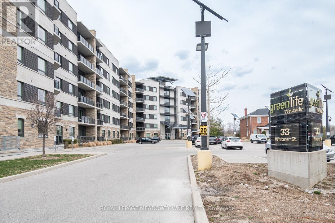 33 Whitmer St in Milton, ON - Building Photo