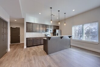 117 W Main St, Unit Apt 2 in New Holland, PA - Building Photo - Building Photo