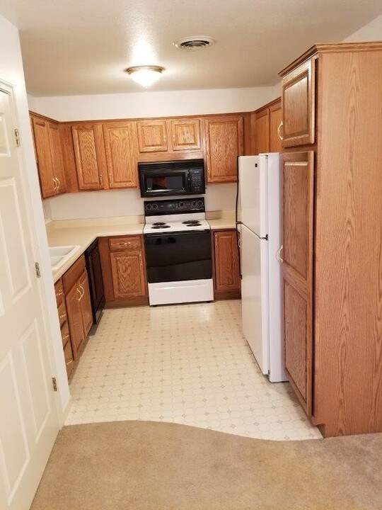 4009 N Becker Dr-Unit -A102 in Bartonville, IL - Foto de edificio