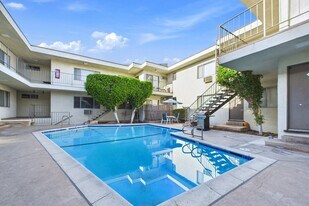 Oasis Apartments in Burbank, CA - Building Photo