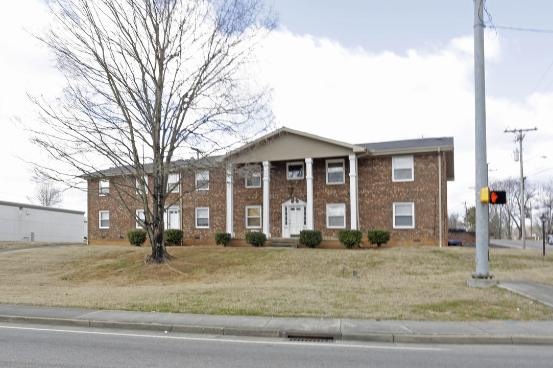 401 S Charles G Seivers Blvd in Clinton, TN - Building Photo