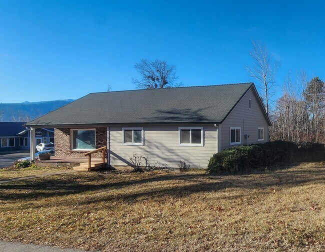 300 E Lake St in Mount Shasta, CA - Building Photo - Building Photo