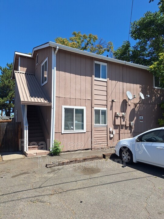 302 Edwards St in Medford, OR - Building Photo