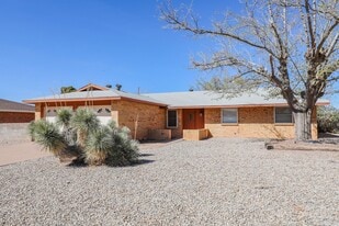 Three bedroom home with fireplace in Alamogordo, NM - Building Photo